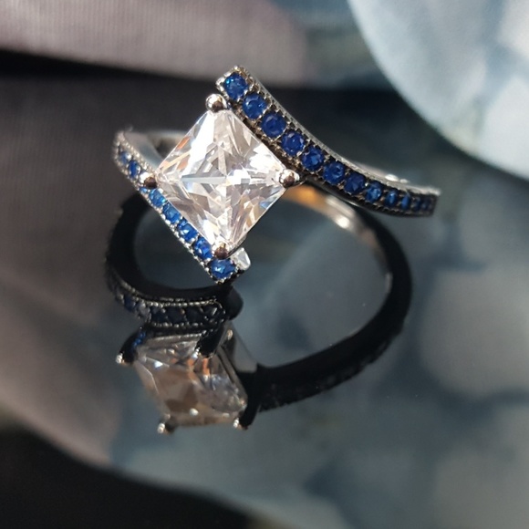 White n Blue Cubic Zirconia - Picture 4 of 8
